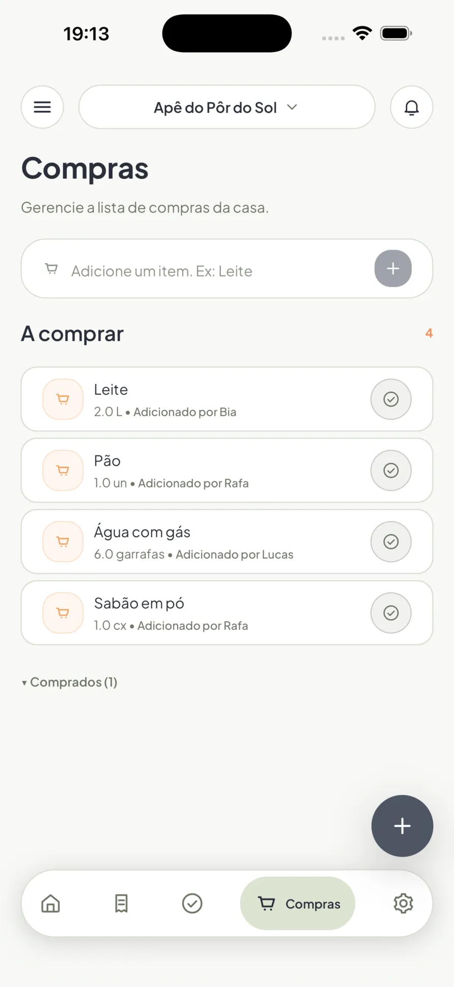 A lista de compras compartilhada no Homio, mostrando quem adicionou cada item